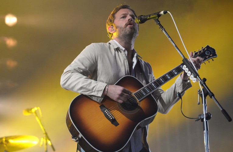 Na scenie lider amerykańskiej grupy Kings of Leon, Caleb Followill podczas koncertu w pierwszym dniu Orange Warsaw Festival 2017 w Warszawie