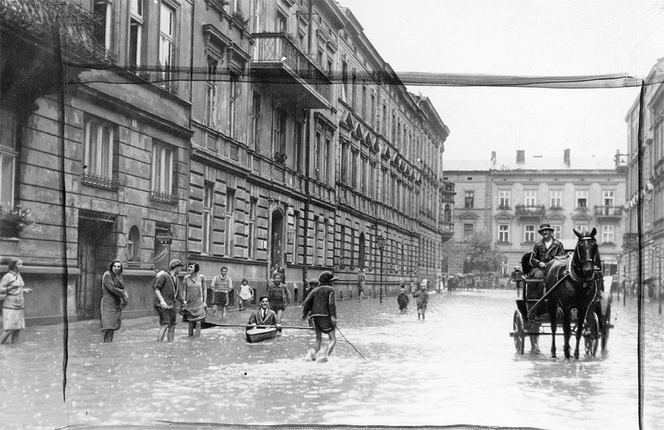 ulica Wojciecha Bogusławskiego podczas powodzi (fot. 1931 r.)