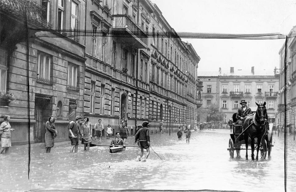 ulica Wojciecha Bogusławskiego podczas powodzi (fot. 1931 r.)