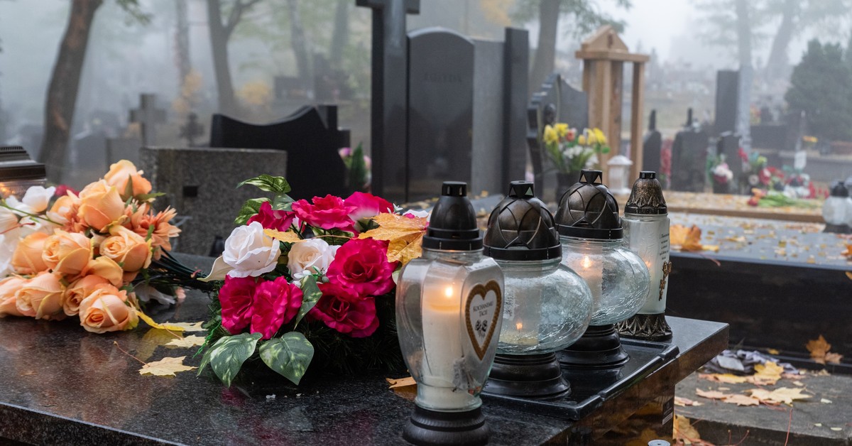 Pochowałeś niespokrewnioną osobę w swoim rodzinnym grobie? Jej bliscy również mają do niego prawo [WYWIAD]