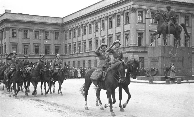 Parada wojska niemieckiego przed pałacem Saskim po kapitulacji miasta we wrześniu 1939 r.