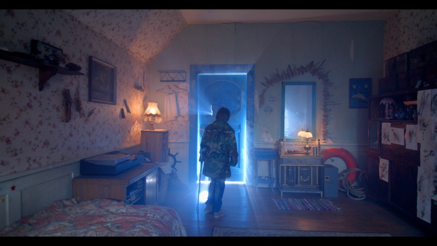 Kadr z filmu 'Za niebieskimi drzwiami'. Premiera 4 listopada