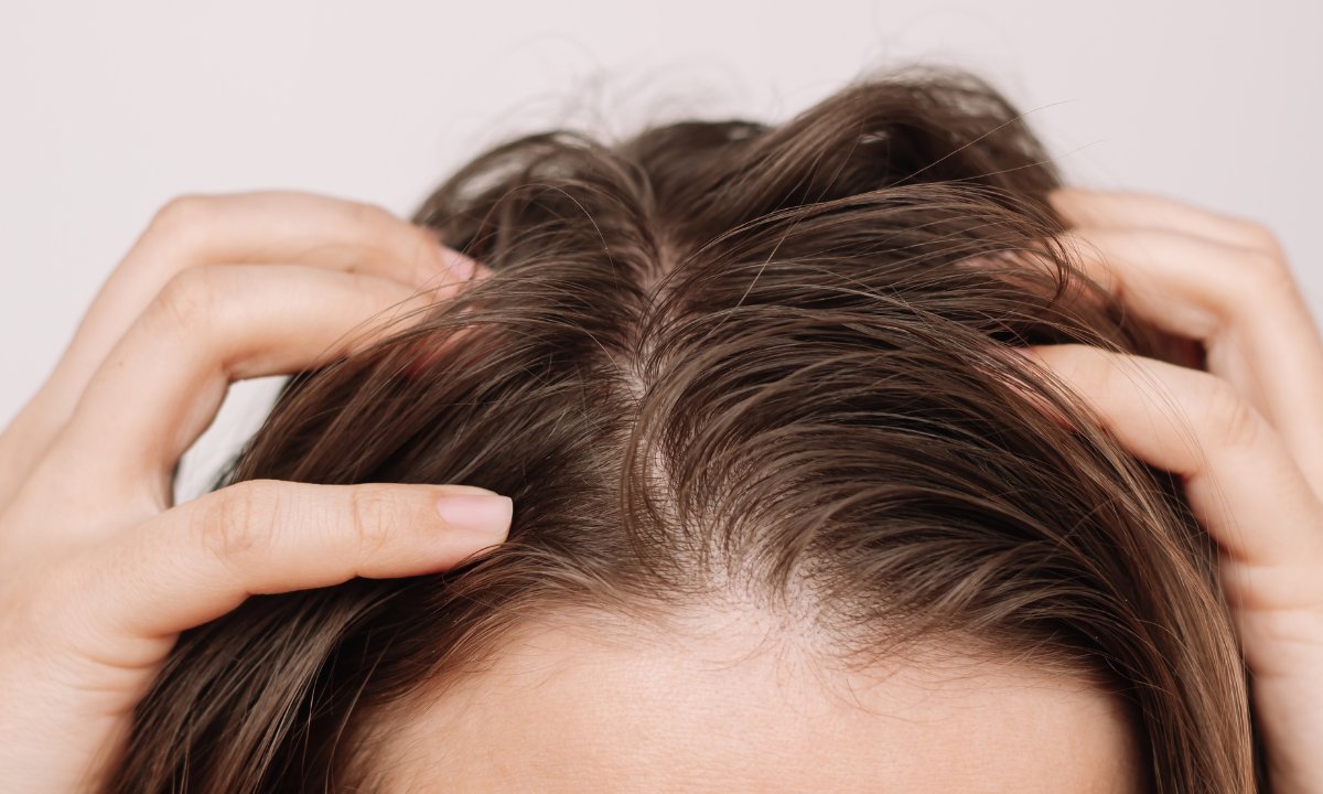 Top 3 szampony na tłuste włosy - oczyszczają, regulują sebum i przedłużają świeżość o 3 dni