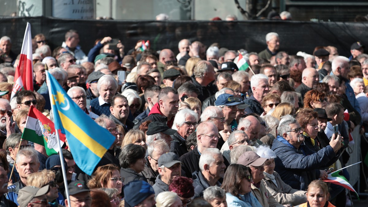 „Mindjárt meg is verlek” – Újabb balhé március 15-én, leköpték és letépték a kokárdáját a Momentum politikusának