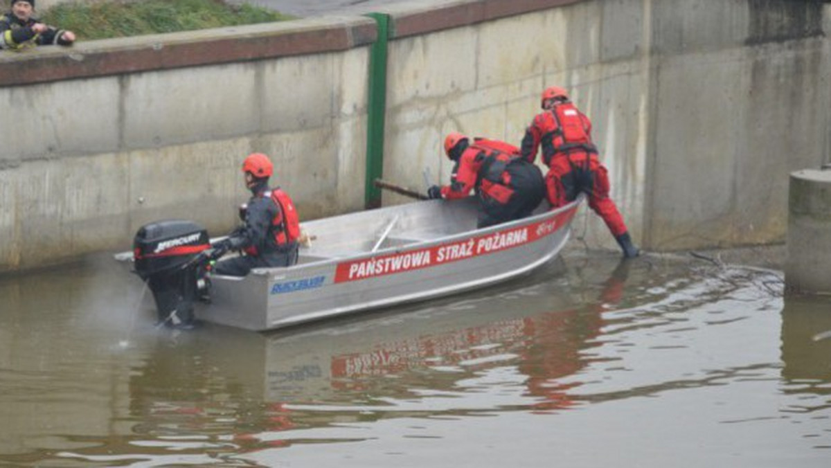 Śledczy zatrzymali wczoraj kolejne dwie osoby, które ich zdaniem mogą mieć związek z morderstwem w Nowym Targi. Przypomnijmy, w niedzielę po południu policjanci znaleźli zakopane zwłoki poszukiwanego od listopada Michała M. Miejsce ukrycia ciała wskazał zatrzymany do innej sprawy 23-latek, również mieszkaniec Nowego Targu - informuje Radio Kraków.