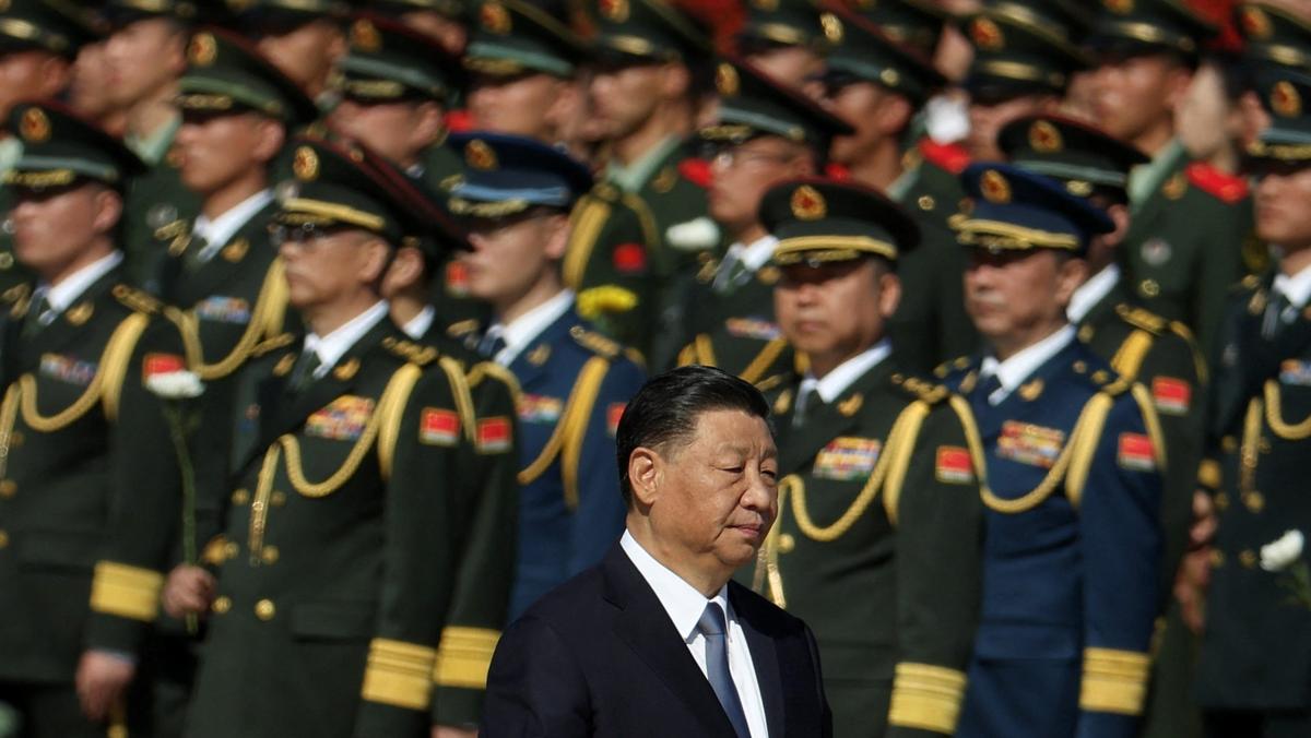 Przywódca Chin Xi Jinping na tle wojska
