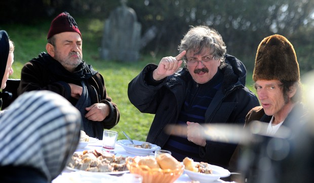Selo gori a baba se češlja