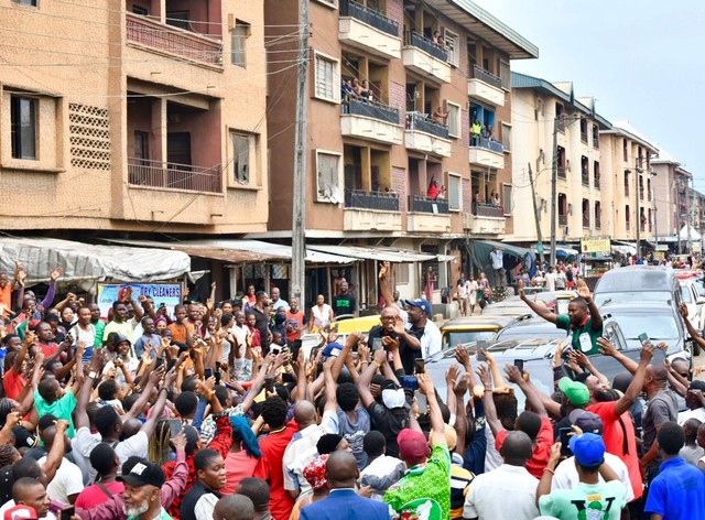 Labour Party presidential candidate, Peter Obi passing through Ogbaru. [Twitter:@PeterObi]
