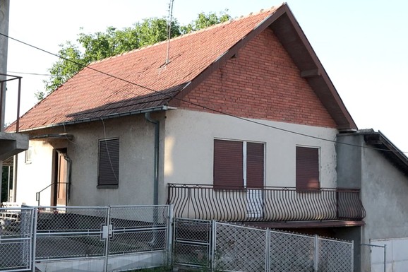 (FOTO) KUĆA BEZ FASADE Gastoz zaradio 100. 000 evra u Eliti, pa uložio u renoviranje porodičnog doma na selu: Evo u kakvim uslovima je živeo njegov otac