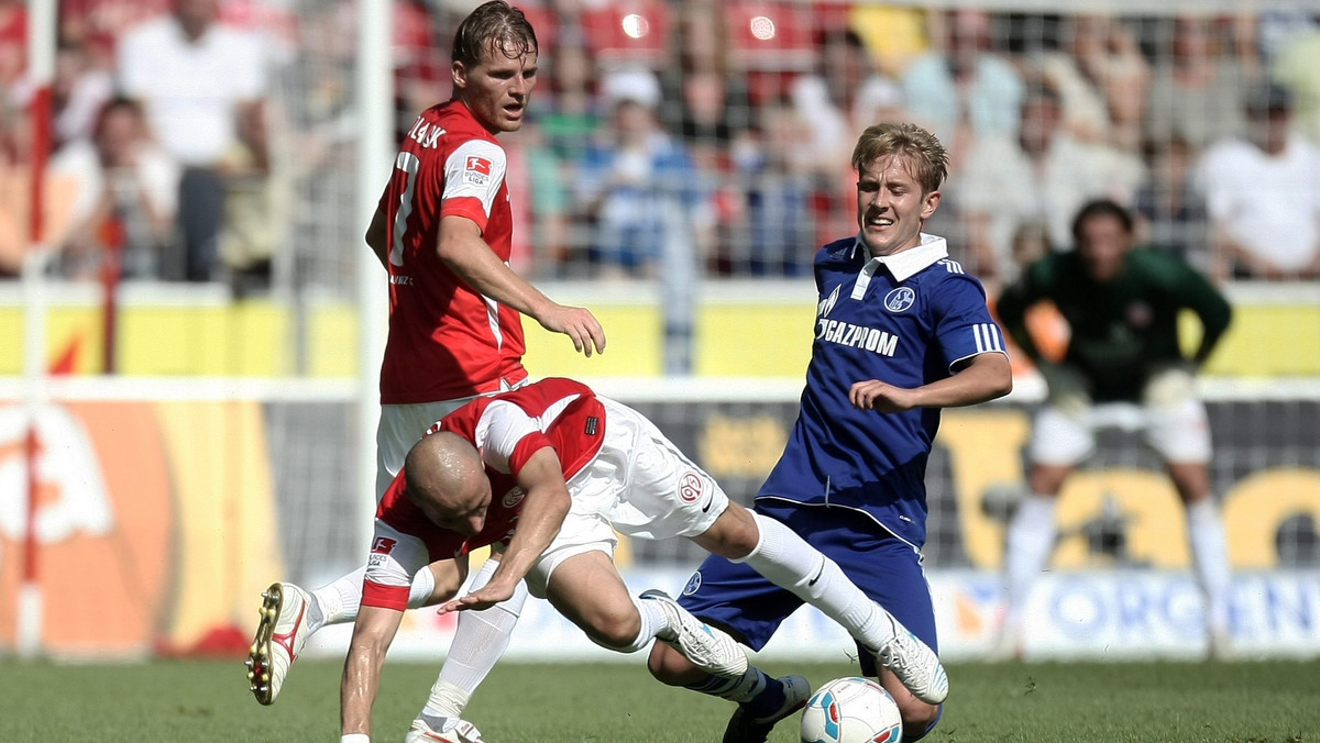 W niesamowitych okolicznościach mecz 3. kolejki niemieckiej Bundesligi wygrali piłkarze Schalke 04 Gelsenkirchen. Półfinaliści poprzedniej edycji Ligi Mistrzów przegrywali do przerwy w Moguncji z FSV Mainz 0:2, ale ostatecznie zwyciężyli 4:2.