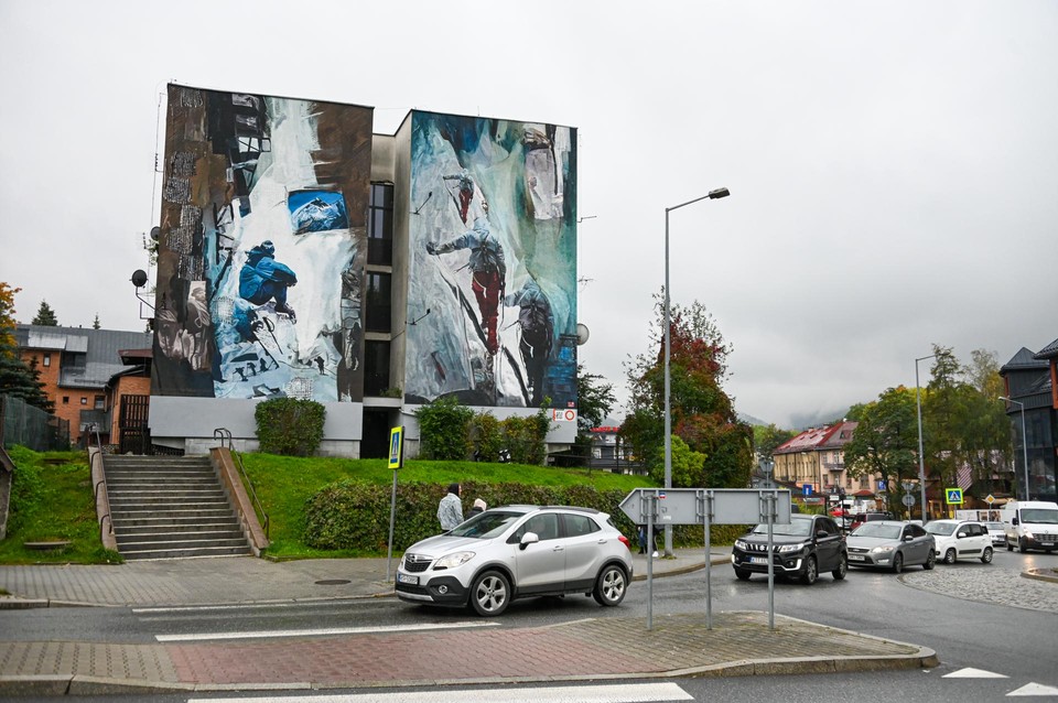 Nowy mural w Zakopanem to reprodukcja obrazów Ewy Dyakowskiej-Berbeki i promocja filmu "Broad Peak".