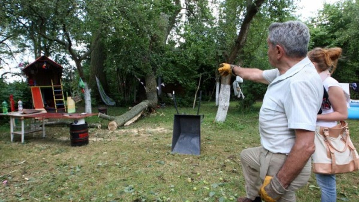 W ubiegłą środę doszło do śmiertelnego wypadku przy ulicy Przestrzennej. Po godzinie 19 konar jednej z topoli odłamał się i ranił cztery osoby. Kobieta, która doznała najpoważniejszych obrażeń, nie przeżyła.