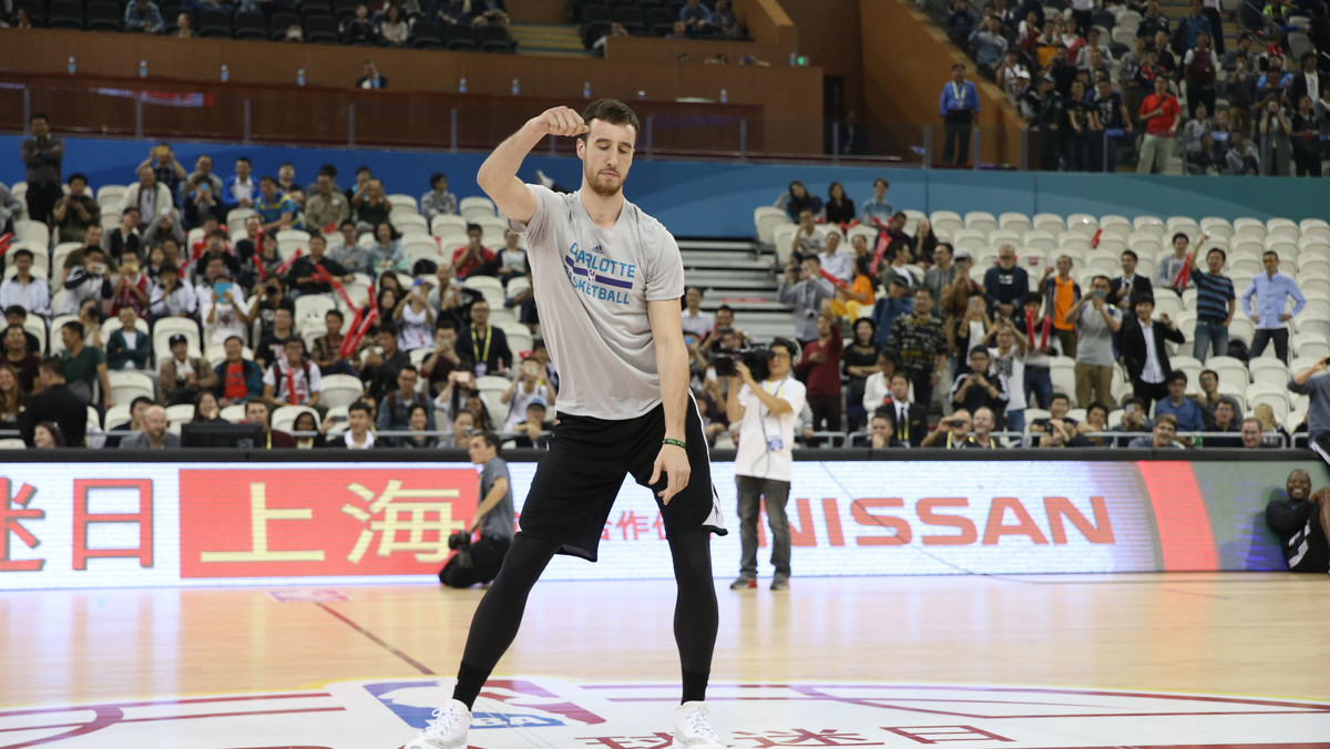 Frank Kaminsky, amerykański koszykarz, zawodnik Charlotte Hornets, podczas spotkania z fanami w Szanghaju zaprezentował swoje kocie ruchy. Gracz wyszedł na parkiet i pokazał, że potrafi tańczyć.