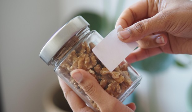 Skidanje nalepnice sa tegle