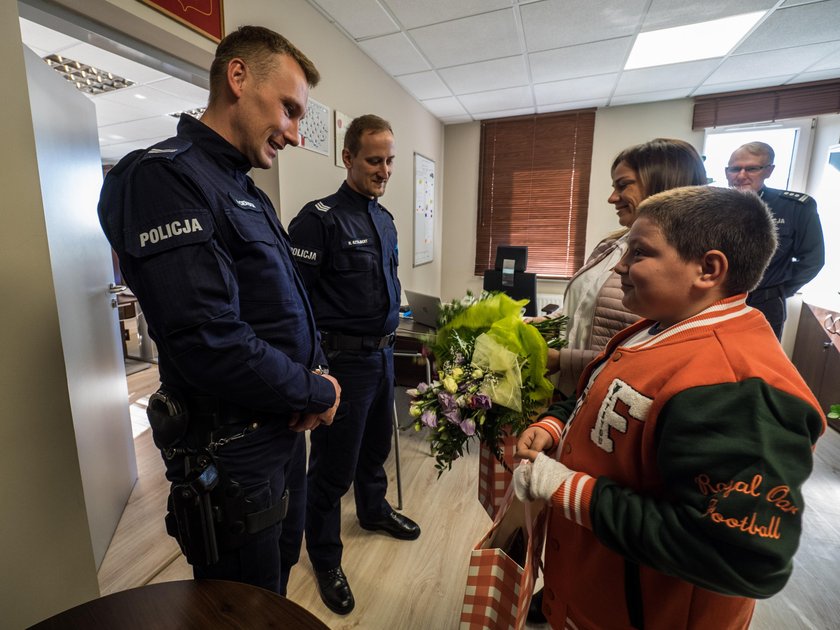 Policjanci na sygnale wieźli rannego Kacpra