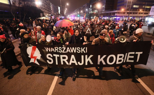 "Oprócz macic mamy mózgi, decydujemy same". "Strajk Kobiet" w największych polskich miastach