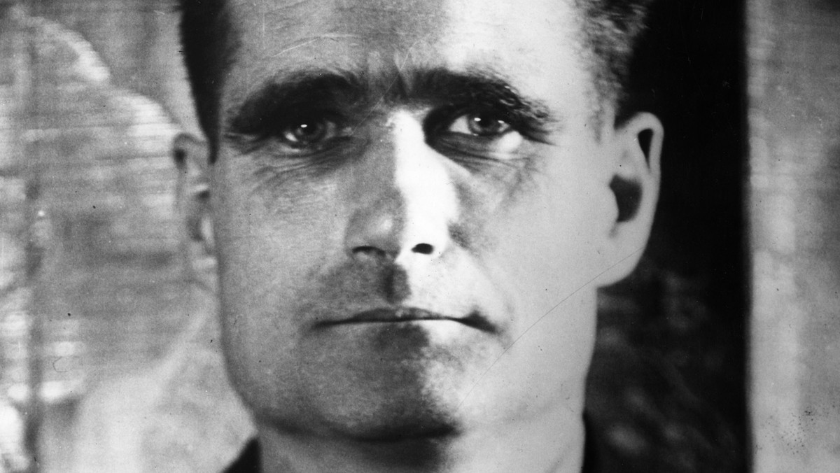 Co sprawiło, że Rudolf Hess zdecydował się na związanie swego losu z faszystami? Jak przebiegała jego integracja ze społeczeństwem, jego socjalizacja? Co sprawiło, że podjął brzemienną w skutki decyzję i stał się członkiem oraz aktywnym działaczem NSDAP? Do popełnienia jakich czynów — nieważne czy zgodnych z prawem, czy przestępczych — był zdolny, aby zdobyć i utrzymać władzę oraz urzeczywistnić ekspansjonistyczno-agresywny i narodowo-rasistowski program swojej partii oraz wspierającej ją części niemieckiego społeczeństwa?