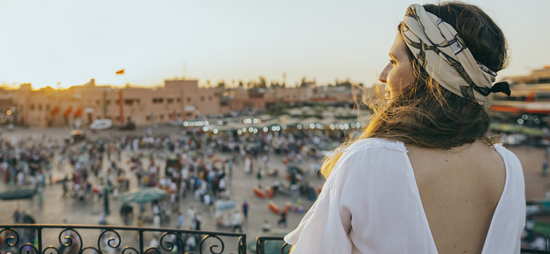 Polka o życiu w Marrakeszu: kobiety chodzą ubrane od mini po zakrywający twarz nikab