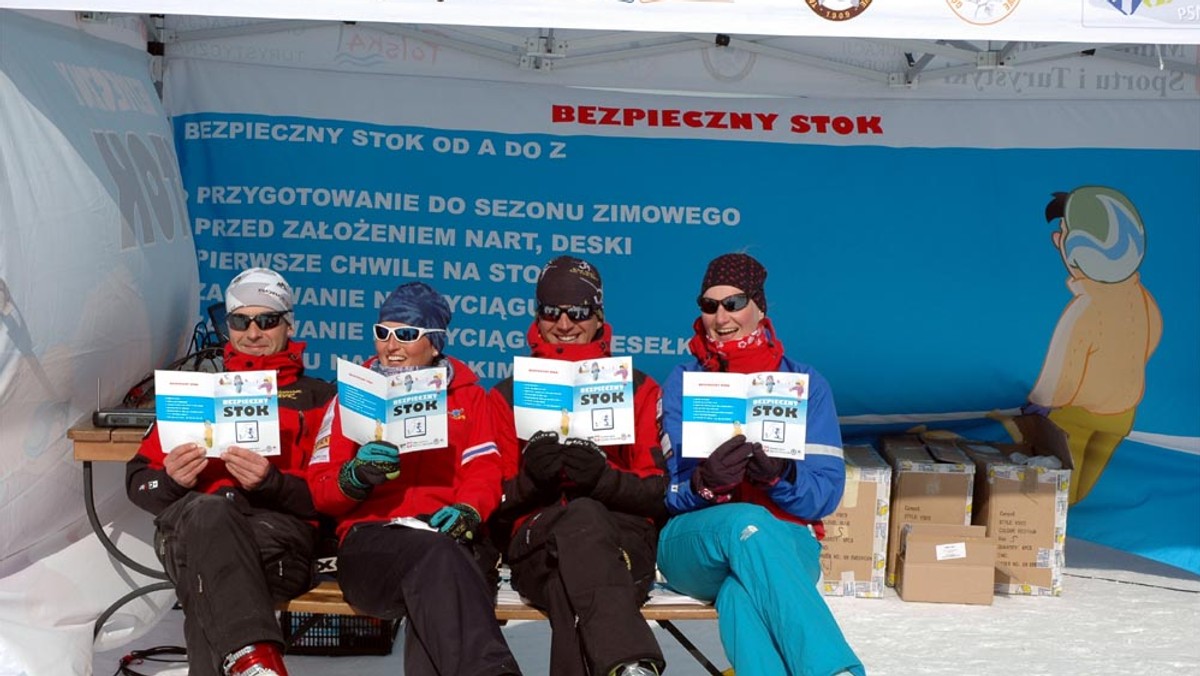 Trwa IV sezon Bezpiecznego Stoku w polskich ośrodkach. Niezmiennie jak co roku spotykamy się na polskich stokach. Wprawdzie zimy za oknem nie widać ale na stokach gdzie trwa akcja śniegu nie brakuje.