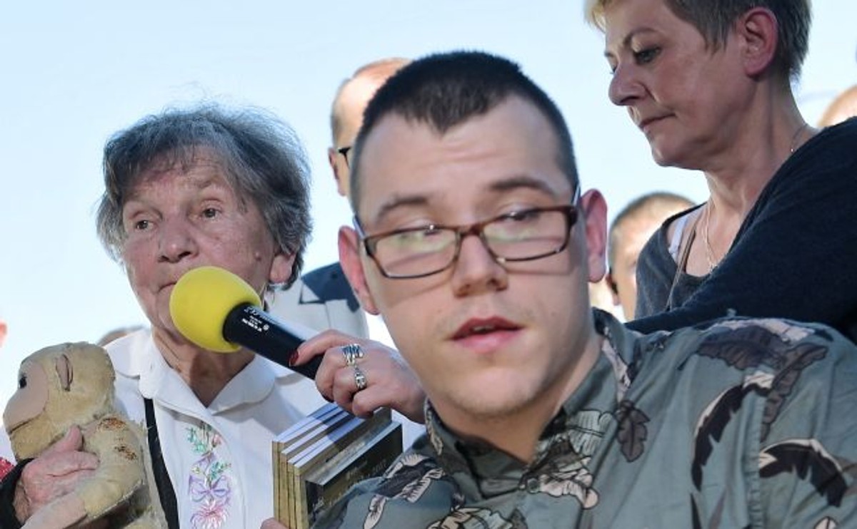 Niepełnosprawny Dawid Stanewicz i uczestniczka Powstania Warszawskiego Wanda Traczyk-Stawska podczas konferencji prasowej przed budynkiem Sejmu