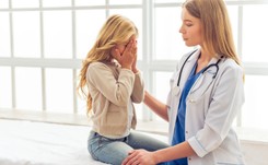 Jak rozpoznać nowotwór u dziecka? 'Często zaczyna się od bólów brzucha, głowy, przewlekłego kaszlu'