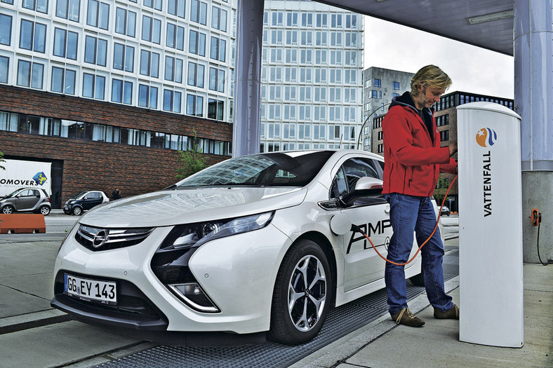 Toyota Prius kontra Opel Ampera: porównanie ekologicznych kompaktów