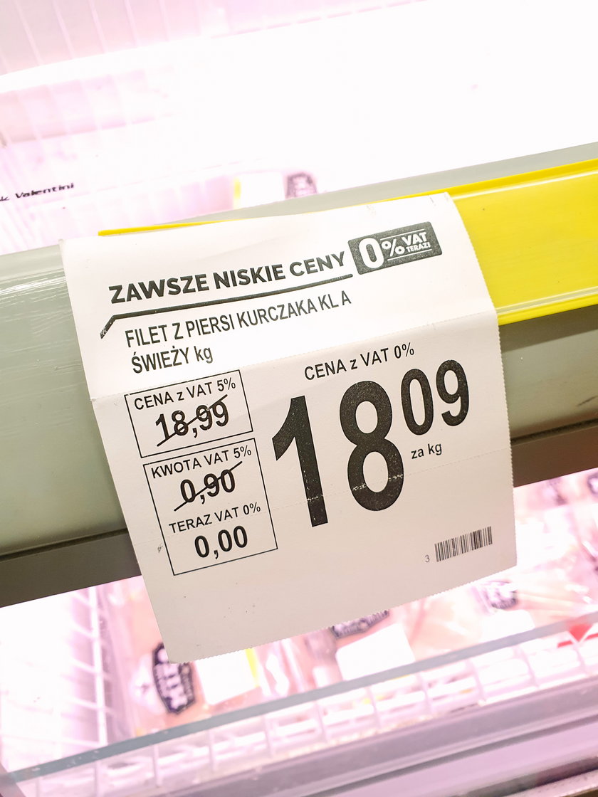 W Biedronce na etykietach widać informacje o cenach obecnych oraz przed obniżką podatku VAT.