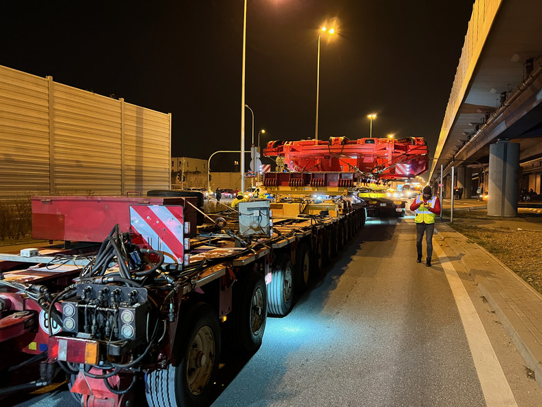 Transport gigantycznej maszyny TBM w Warszawie