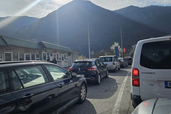 Dok na svim granicama od jutros vlada POTPUNI KOLAPS, na prelazu sa ovom državom vozači prolaze bez muke (FOTO)