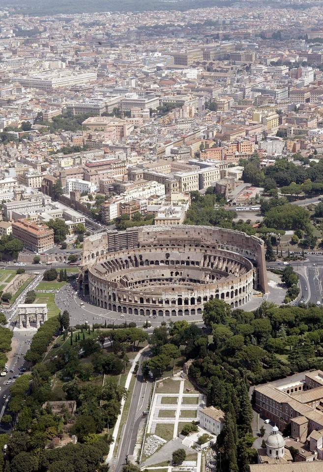 2010-05-12T133848Z_01_ASB502_RTRIDSP_3_ITALY-COLOSSEUM.jpg