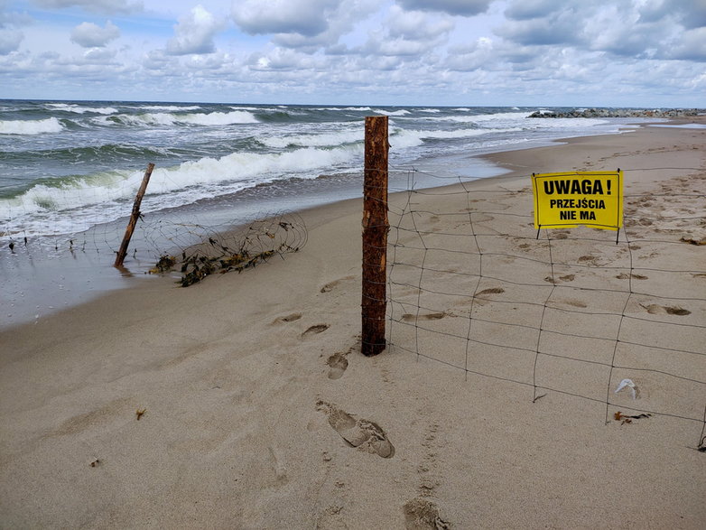 Plaża w Pleśnej u ujścia rzeczki Czerwona jest teoretycznie ogrodzona