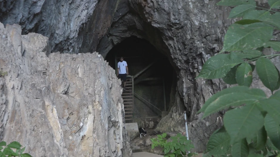 U blizini se nalazi i Rćanska pećina
