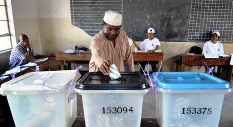 A man casts his ballot at a polling station during the presidential and parliamentary election in Ilala polling station, Dar es Salaam, Tanzania, October 25, 2015.