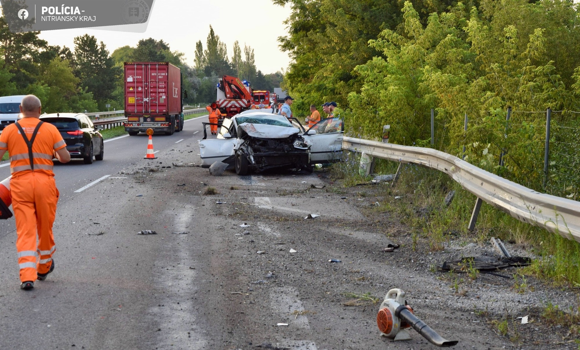 Do odstaveného vozidla narazilo nákladné auto.