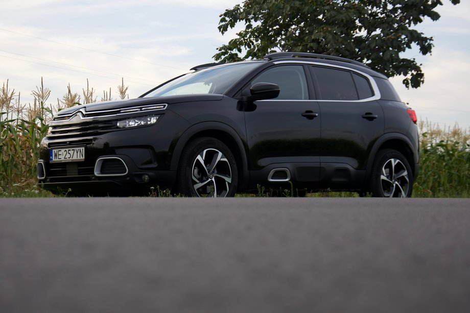 Citroen C5 Aircross to elegancki miejski SUV. Wpisuje się w spójną stylistykę modeli tej marki. Wyróżnia się detalami, zwłaszcza w pasie przednim, jednocześnie zachowując klasyczną sylwetkę. 