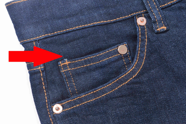 Do czego służy mała kwadratowa kieszonka w dżinsach? Wiąże się z nią ciekawa historia