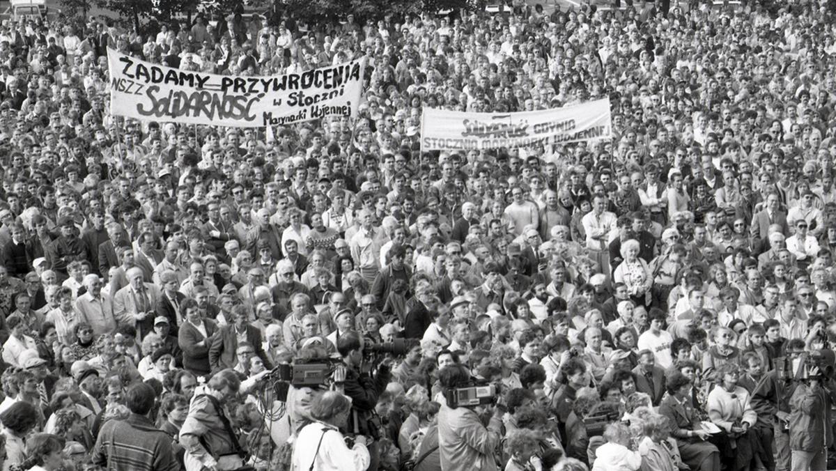 Wiec wyborczy kandydatów Solidarności na placu Grunwaldzkim w Gdyni. Zbiory Europejskiego Centrum Solidarności. Fot. Leonard Szmaglik. 1 maja 1989