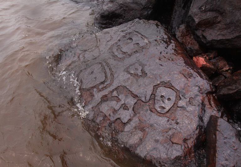 2 000 rokov staré petroglyfy, ktoré sa ukrývali na dne rieky.