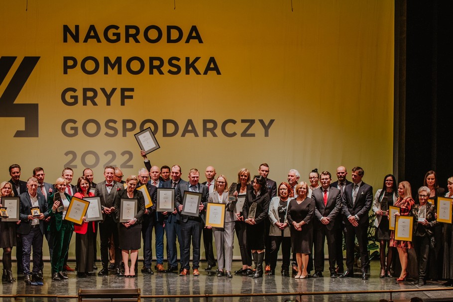 Gryf Gospodarczy to nagroda dla pomorskich firm, które wyznaczają nowe trendy i pożądane kierunki gospodarcze, przyczyniając się tym samym do rozwoju całego regionu.