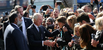 Piękny gest ze strony króla i jego syna. Wyszli porozmawiać z poddanymi, którzy czekają pod Pałacem Westminsterskim [ZDJĘCIA]