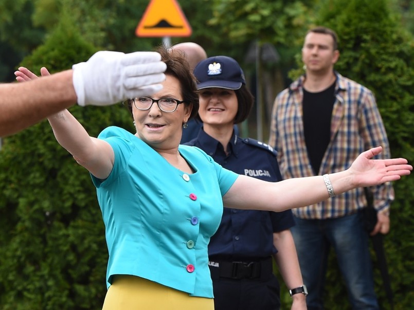 ... "Pikanterii" dodawały strojowi różnokolorowe guziki w górnej części stroju...