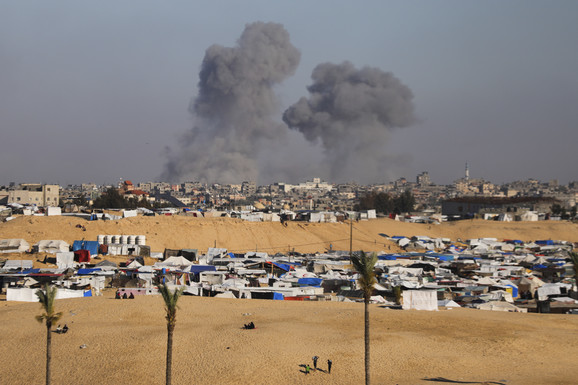 AP: SAD obustavile pošiljku od 3.500 bombi Izraelu pre ofanzive na Rafu
