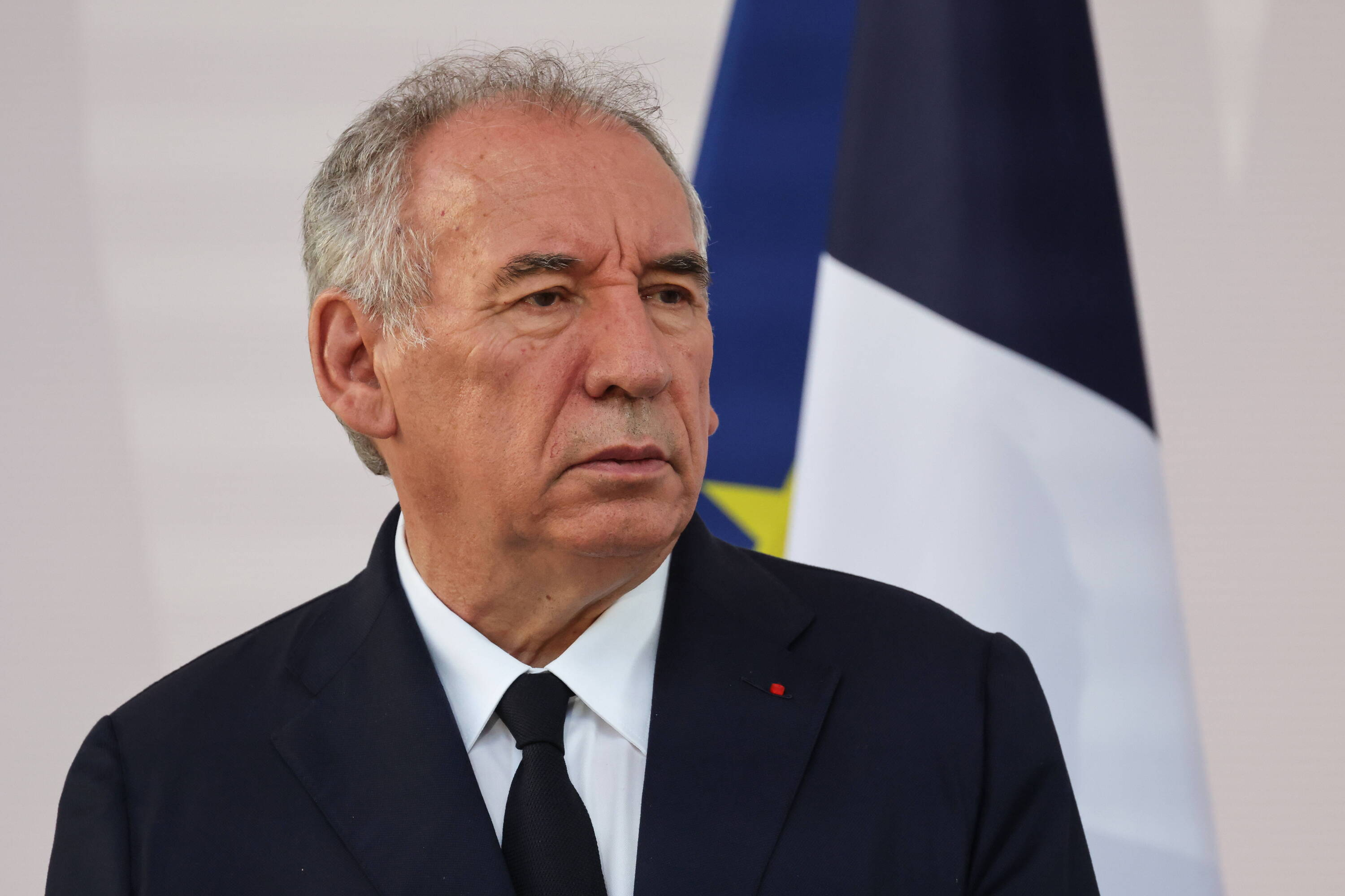 Francja: Bayrou zapowiada cięcia w administracji i koniec świąt