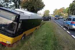 Wjechał miejskim autobusem do rowu. Nie była to usterka techniczna