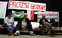 Protestujący w Dobrzeniu Wielkim zawieszą głodówkę, jeśli spotka się z nimi premier