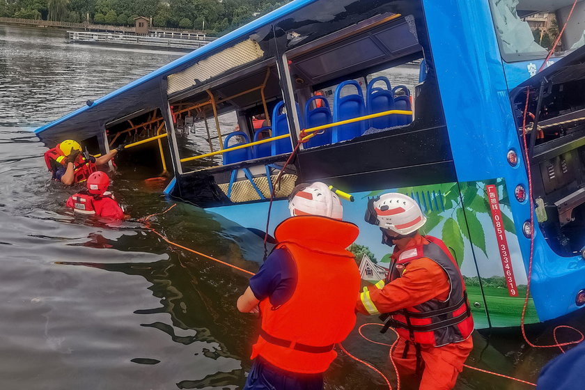 Kierowca autobusu celowo wjechał do jeziora