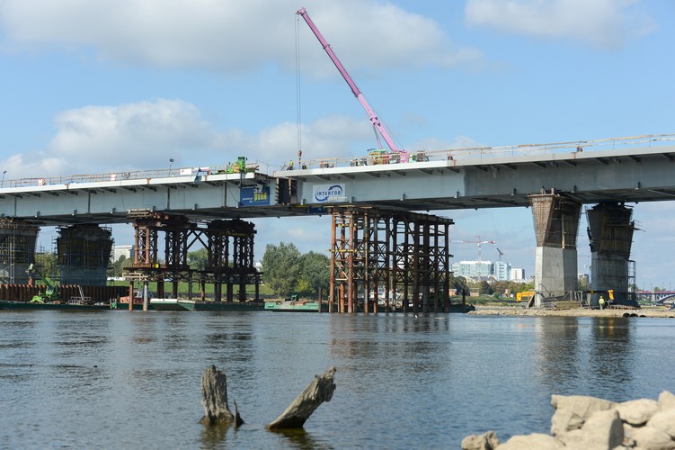 Prace przy nasuwaniu ostatniego elementu nowej konstrukcji Mostu Łazienkowskiego przebiegają zgodnie z planem. <br><br>(obm/cat) PAP/Marcin Obara