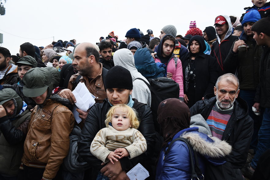 Czego ludzie boją się najbardziej? W 2016 roku niekontrolowana migracja została uznana za jedno z największych zagrożeń dla ludzkości. W 2015 roku rozpoczął się tzw. europejski kryzys migracyjny. Na zdjęciu widać, jak syryjscy uchodźcy czekają na granicy Grecji i Macedonii. Fot. Giannis Papanikos / Shutterstock.com
