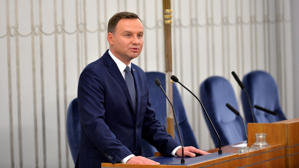 Prezydent Andrzej Duda przekazał wyrazy współczucia dla Francuzów, zwłaszcza rodzin, które straciły najbliższych w piątkowych zamachach w Paryżu. "Jesteśmy z Wami myślą, żalem i modlitwą" - napisał prezydent na Twitterze.