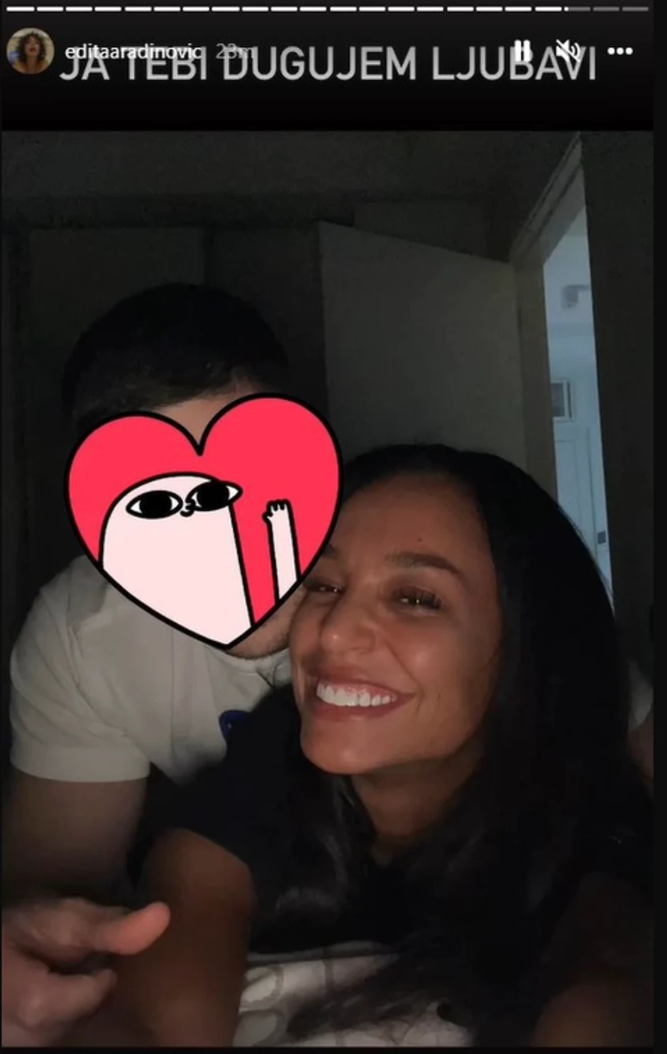 Edita delila slike sa dečkom kom je krila lice